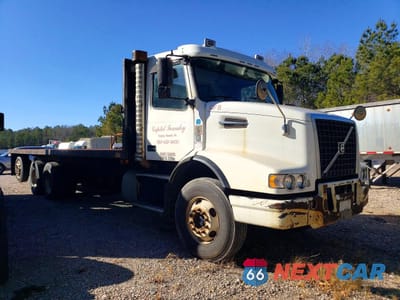 2014 VOLVO VHD FLATBED TRUCK 4V5KC9DG0EN173605 - główne zdjęcie licytacji z USA - miniatura