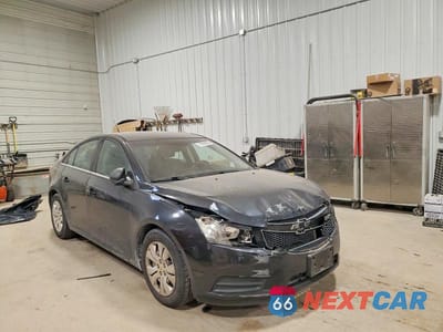 Czwarte zdjęcie samochodu z boku: 2012 CHEVROLET CRUZE LS VIN:1G1PC5SH1C7178364 - miniatura
