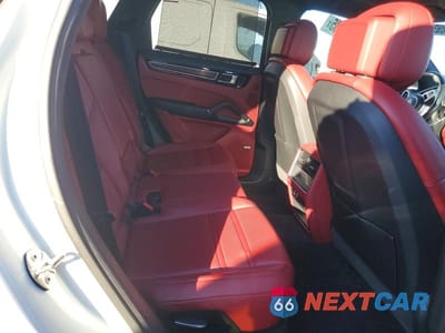 Zdjęcie 10 z 12 samochodu: 2021 PORSCHE CAYENNE GTS VIN:WP1AG2AY7MDA33560 - miniatura