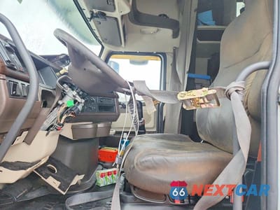 Piąte zdjęcie samochodu w środku: 2014 VOLVO VNL SEMI TRUCK VIN:4V4NC9TH8EN157955 - miniatura