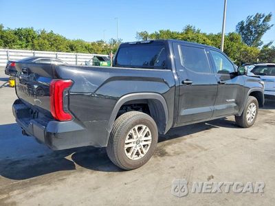 Trzecie zdjęcie samochodu z tyłu: 2025 TOYOTA TUNDRA CREWMAX SR VIN:5TFLA5DB1SX284459 - miniatura