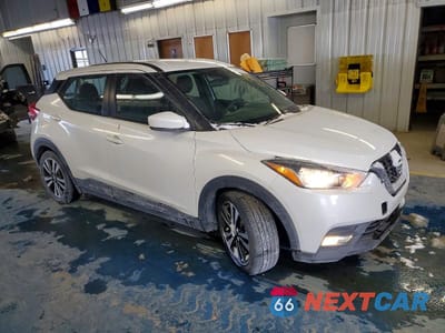 Czwarte zdjęcie samochodu z boku: 2020 NISSAN KICKS SV VIN:3N1CP5CV7LL482909 - miniatura