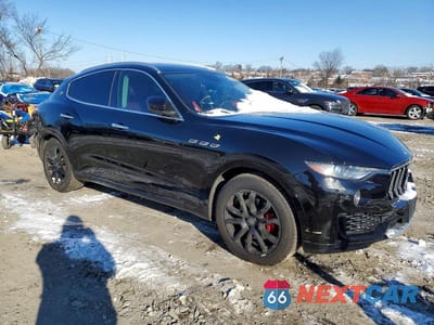 Czwarte zdjęcie samochodu z boku: 2017 MASERATI LEVANTE LUXURY VIN:ZN661XUL8HX245554 - miniatura