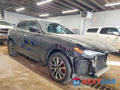Czwarte zdjęcie samochodu z boku: 2017 MASERATI LEVANTE LUXURY VIN:ZN661XUL6HX260649 - miniatura