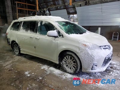 Czwarte zdjęcie samochodu z boku: 2018 TOYOTA SIENNA XLE 8-PASSENGER VIN:5TDYZ3DC1JS956407 - miniatura