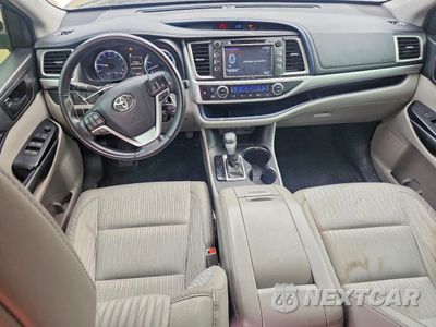 Zdjęcie 8 z 14 samochodu: 2017 TOYOTA HIGHLANDER LE VIN:5TDZZRFH5HS211346 - miniatura