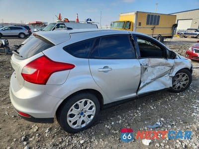 Trzecie zdjęcie samochodu z tyłu: 2012 FORD FOCUS SE VIN:1FAHP3K26CL161217 - miniatura