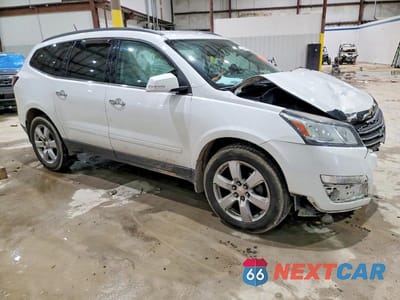 Czwarte zdjęcie samochodu z boku: 2017 CHEVROLET TRAVERSE LT VIN:1GNKRGKD7HJ193199 - miniatura