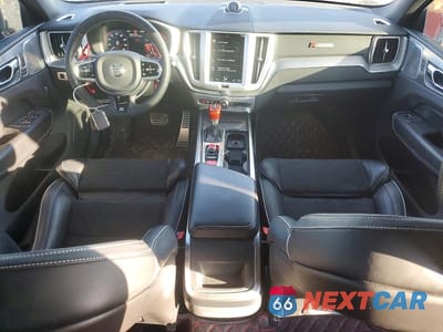 Zdjęcie 8 z 12 samochodu: 2018 VOLVO XC60 T6 R-DESIGN VIN:YV4A22RM7J1025826 - miniatura
