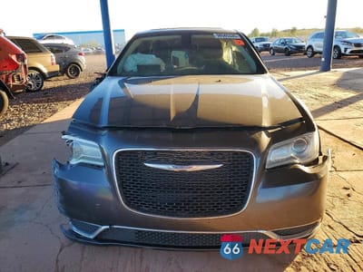 Piąte zdjęcie samochodu w środku: 2016 CHRYSLER 300 LIMITED VIN:2C3CCAAG0GH206693 - miniatura