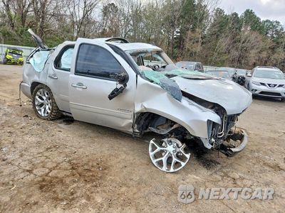 Czwarte zdjęcie samochodu z boku: 2013 CHEVROLET TAHOE C1500 LTZ VIN:1GNSCCE03DR256796 - miniatura