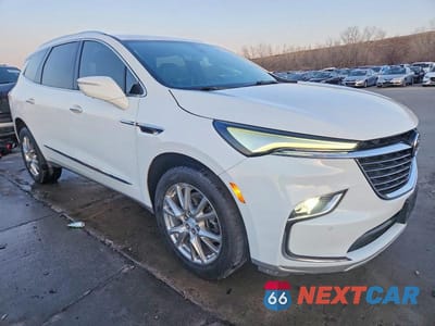 Czwarte zdjęcie samochodu z boku: 2022 BUICK ENCLAVE PREMIUM VIN:5GAEVBKW8NJ115923 - miniatura