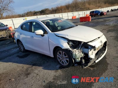 Czwarte zdjęcie samochodu z boku: 2017 TOYOTA YARIS IA VIN:3MYDLBYV8HY165902 - miniatura