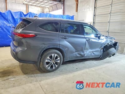 Trzecie zdjęcie samochodu z tyłu: 2022 TOYOTA HIGHLANDER XLE VIN:5TDGZRBH9NS246044 - miniatura