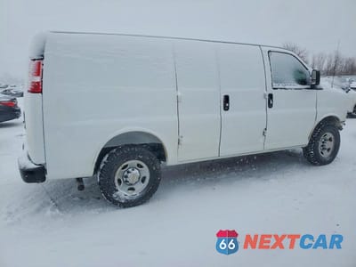Trzecie zdjęcie samochodu z tyłu: 2025 CHEV EXPRESS G2500 VIN:1GCWGAFP0S1236158 - miniatura