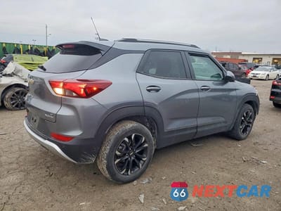 Trzecie zdjęcie samochodu z tyłu: 2022 CHEVROLET TRAILBLAZER LT VIN:KL79MPSLXNB078435 - miniatura