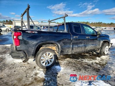 Trzecie zdjęcie samochodu z tyłu: 2021 CHEVROLET SILVERADO K1500 CUSTOM VIN:1GCRYBEH5MZ104298 - miniatura