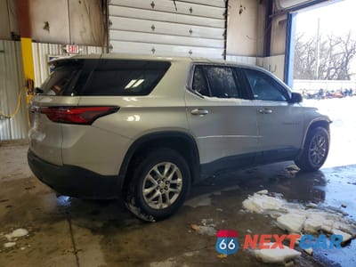 Trzecie zdjęcie samochodu z tyłu: 2022 CHEVROLET TRAVERSE LS VIN:1GNEVFKW7NJ153799 - miniatura