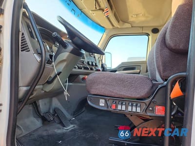 Piąte zdjęcie samochodu w środku: 2015 KENWORTH CONSTRUCTION T680 VIN:1XKYA48X0FJ403489 - miniatura