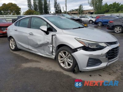 Czwarte zdjęcie samochodu z boku: 2019 CHEVROLET CRUZE LT VIN:1G1BE5SMXK7145184 - miniatura