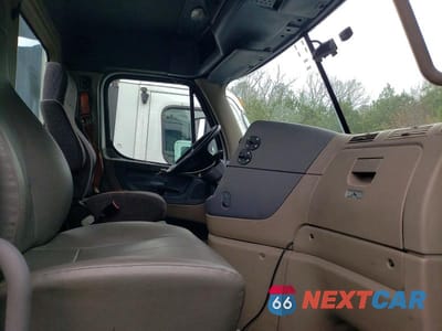 Piąte zdjęcie samochodu w środku: 2016 FREIGHTLINER CASCADIA 125 SEMI TRUCK VIN:1FUBGEDV7GLHC5649 - miniatura