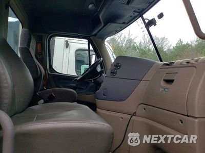 Piąte zdjęcie samochodu w środku: 2016 FREIGHTLINER CASCADIA 125 SEMI TRUCK VIN:1FUBGEDV7GLHC5649 - miniatura