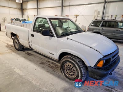 Czwarte zdjęcie samochodu z boku: 1997 CHEVROLET S TRUCK S10 VIN:1GCDT14X4V8145301 - miniatura