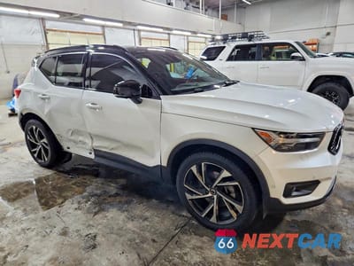 Czwarte zdjęcie samochodu z boku: 2022 VOLVO XC40 T5 R-DESIGN VIN:YV4162UMXN2668070 - miniatura
