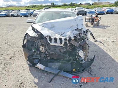 Piąte zdjęcie samochodu w środku: 2015 JEEP CHEROKEE LATITUDE VIN:1C4PJMCS2FW789614 - miniatura