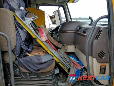 Piąte zdjęcie samochodu w środku: 2013 VOLVO VNL SEMI TRUCK VIN:4V4NC9EJ6DN566082 - miniatura