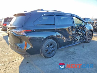 Trzecie zdjęcie samochodu z tyłu: 2025 TOYOTA SIENNA WOODLAND EDITION VIN:5TDCSKFC7SS200135 - miniatura