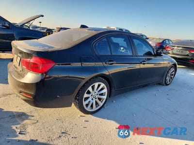 Trzecie zdjęcie samochodu z tyłu: 2018 BMW 320 I VIN:WBA8E1G5XJNU90492 - miniatura