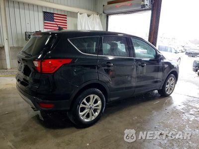 Trzecie zdjęcie samochodu z tyłu: 2019 FORD ESCAPE SE VIN:1FMCU9GD2KUB38435 - miniatura