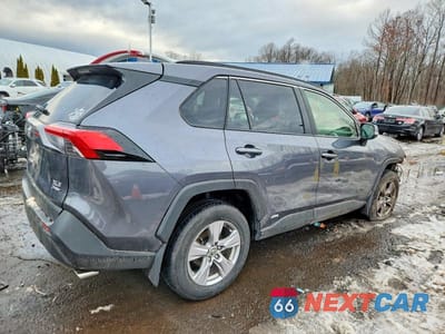 Trzecie zdjęcie samochodu z tyłu: 2025 TOYOTA RAV4 XLE VIN:JTMRWRFV9SD277917 - miniatura