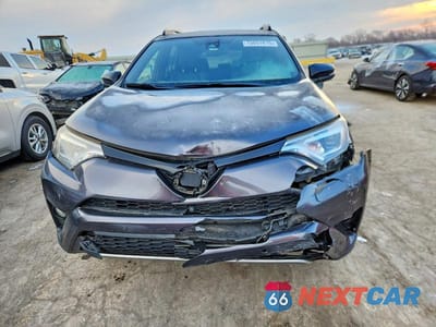 Piąte zdjęcie samochodu w środku: 2017 TOYOTA RAV4 SE VIN:JTMJFREV0HJ704460 - miniatura