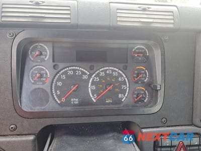 Zdjęcie 8 z 10 samochodu: 2016 FREIGHTLINER CASCADIA 125 SEMI TRUCK VIN:1FUBGEDV5GLHC5665 - miniatura