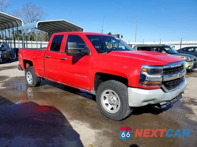 Czwarte zdjęcie samochodu z boku: 2018 CHEVROLET SILVERADO K1500 VIN:1GCVKNEC1JZ341047 - miniatura