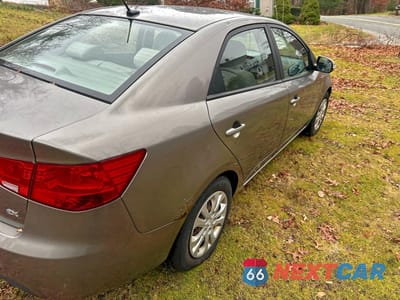 Czwarte zdjęcie samochodu z boku: 2010 KIA FORTE EX VIN:KNAFU4A28A5837795 - miniatura