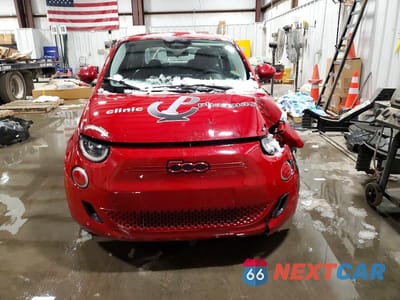 Piąte zdjęcie samochodu w środku: 2024 FIAT 500 E RED VIN:ZFAFFAA47RX216262 - miniatura