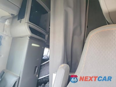 Zdjęcie 6 z 10 samochodu: 2019 VOLVO VNL SEMI TRUCK VIN:4V4NC9TH4KN217788 - miniatura