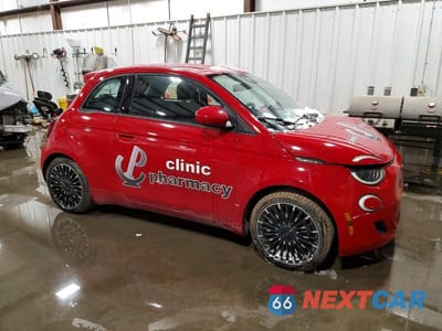 Czwarte zdjęcie samochodu z boku: 2024 FIAT 500 E RED VIN:ZFAFFAA47RX216262 - miniatura