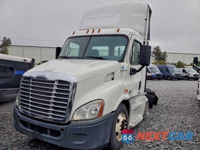 Drugie zdjęcie samochodu z przodu: 2017 FREIGHTLINER CASCADIA 113 SEMI TRUCK VIN:3AKBGADV5HSJD0486 - miniatura