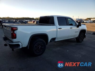 Trzecie zdjęcie samochodu z tyłu: 2021 CHEVROLET SILVERADO K2500 HEAVY DUTY LT VIN:1GC4YNEY6MF224382 - miniatura