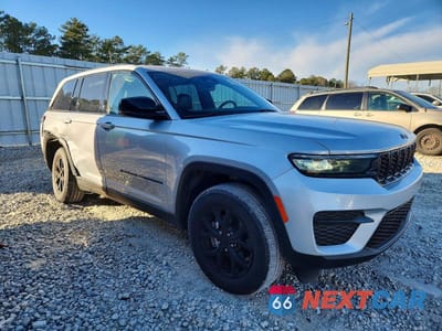Czwarte zdjęcie samochodu z boku: 2024 JEEP GRAND CHEROKEE LAREDO VIN:1C4RJHAG3RC108672 - miniatura