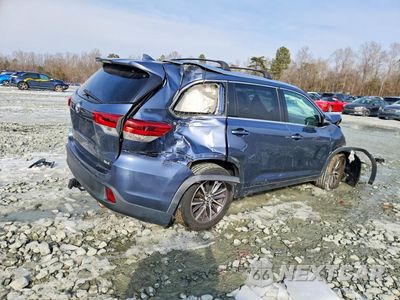 Trzecie zdjęcie samochodu z tyłu: 2017 TOYOTA HIGHLANDER SE VIN:5TDKZRFH2HS521942 - miniatura