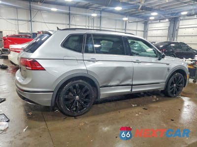 Trzecie zdjęcie samochodu z tyłu: 2020 VOLKSWAGEN TIGUAN SE VIN:3VV2B7AX8LM106531 - miniatura