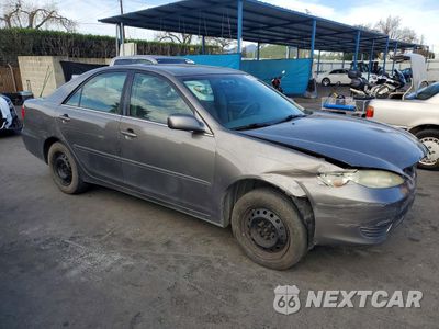 Czwarte zdjęcie samochodu z boku: 2005 TOYOTA CAMRY LE VIN:4T1BE32K75U575489 - miniatura