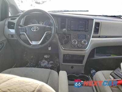 Zdjęcie 8 z 12 samochodu: 2018 TOYOTA SIENNA LE VIN:5TDJZ3DC9JS190606 - miniatura