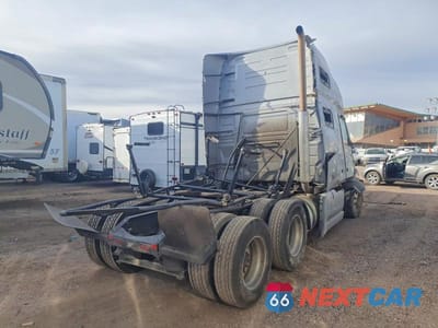 Czwarte zdjęcie samochodu z boku: 2019 VOLVO VNL SEMI TRUCK VIN:4V4NC9TH4KN217788 - miniatura