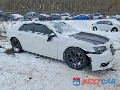 Czwarte zdjęcie samochodu z boku: 2019 CHRYSLER 300 S VIN:2C3CCABT4KH704870 - miniatura